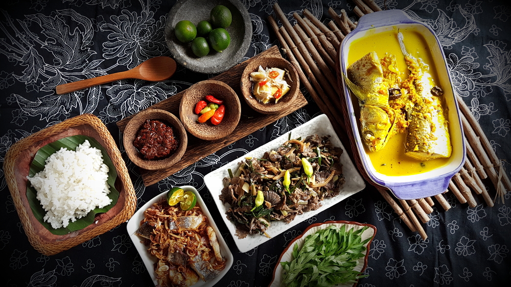 Authentic Sabahan food. Clockwise-sambal, binudu bambangan, lime, rinapa kodop (wild mushroom + white chili), lalansa (herbs), rice, ikan masin & ikan kombura kunyit +takob akob (in the middle).