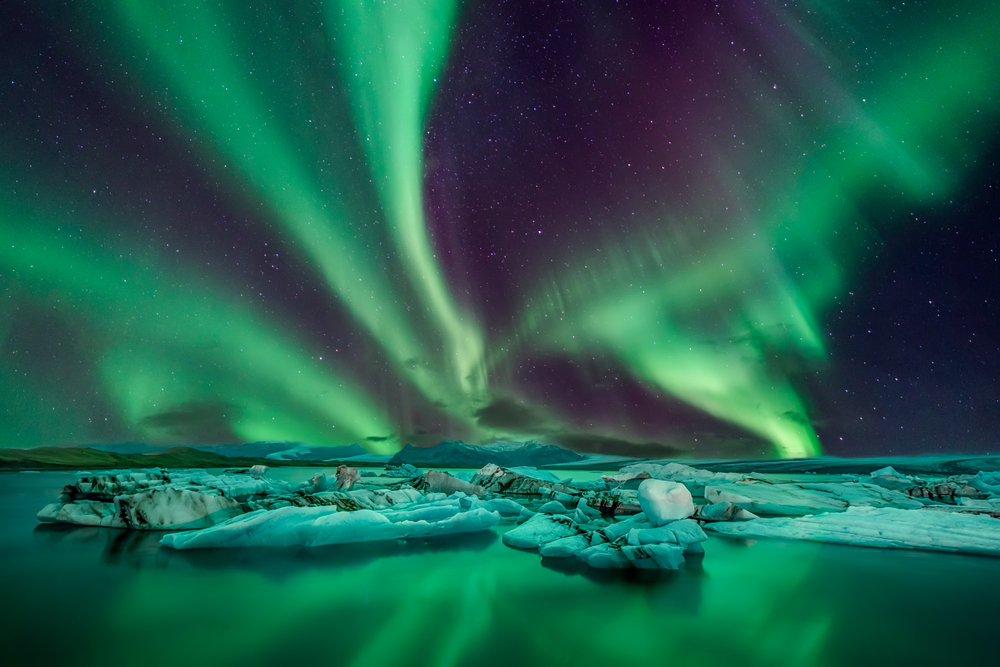 Northern lights flying over the Glacier Lagoon in iceland