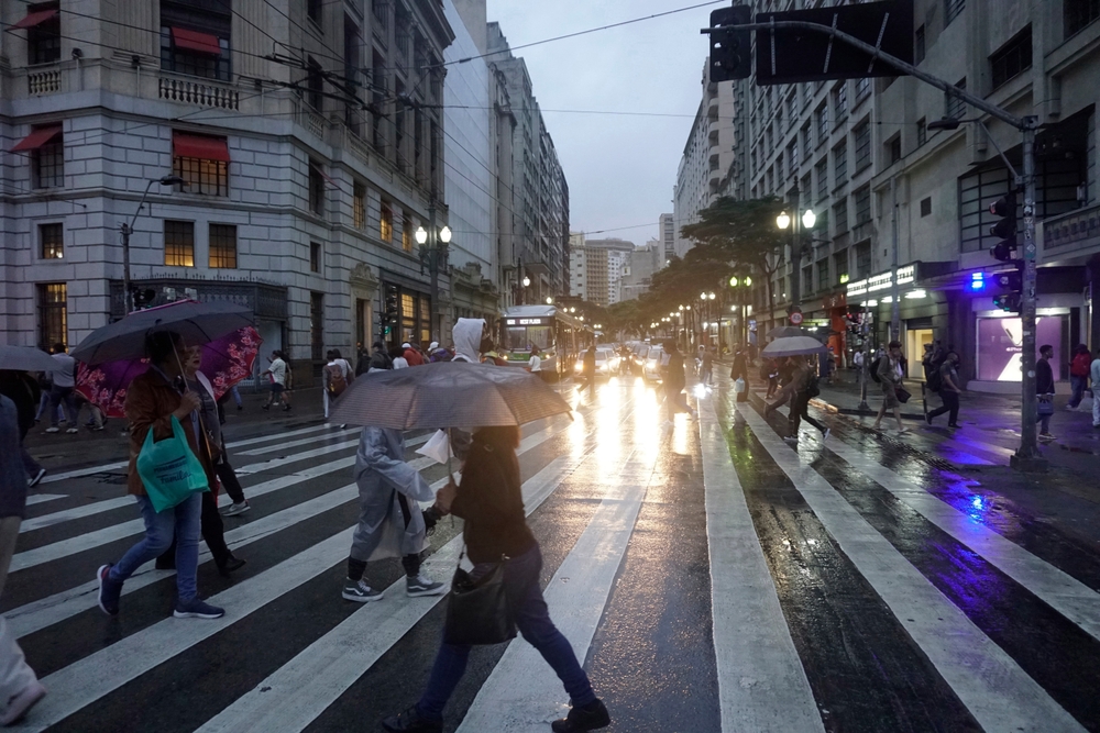 A cold front arrives in São Paulo bringing rain and dropping temperatures in the central region of the capital of São Paulo