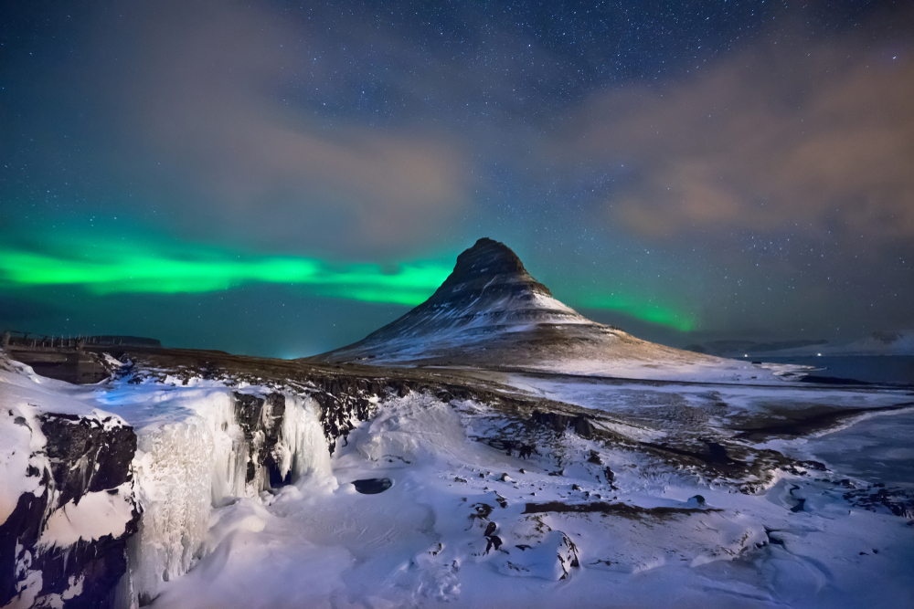 aurora on kirkjufell mountain in lceland