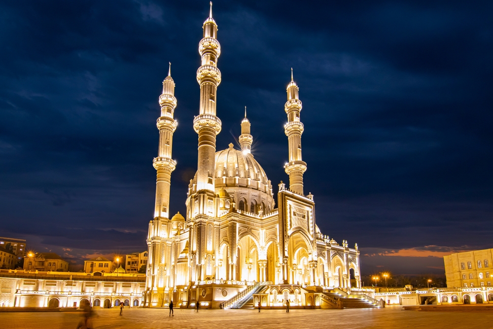wonderful mosque in baku, capital of azerbaijan Translation: Heyder Masjid
