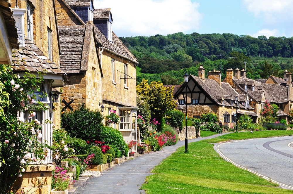 Pretty cottages along High Street, Broadway, Cotswolds, Worcestershire, England, UK, Western Europe.