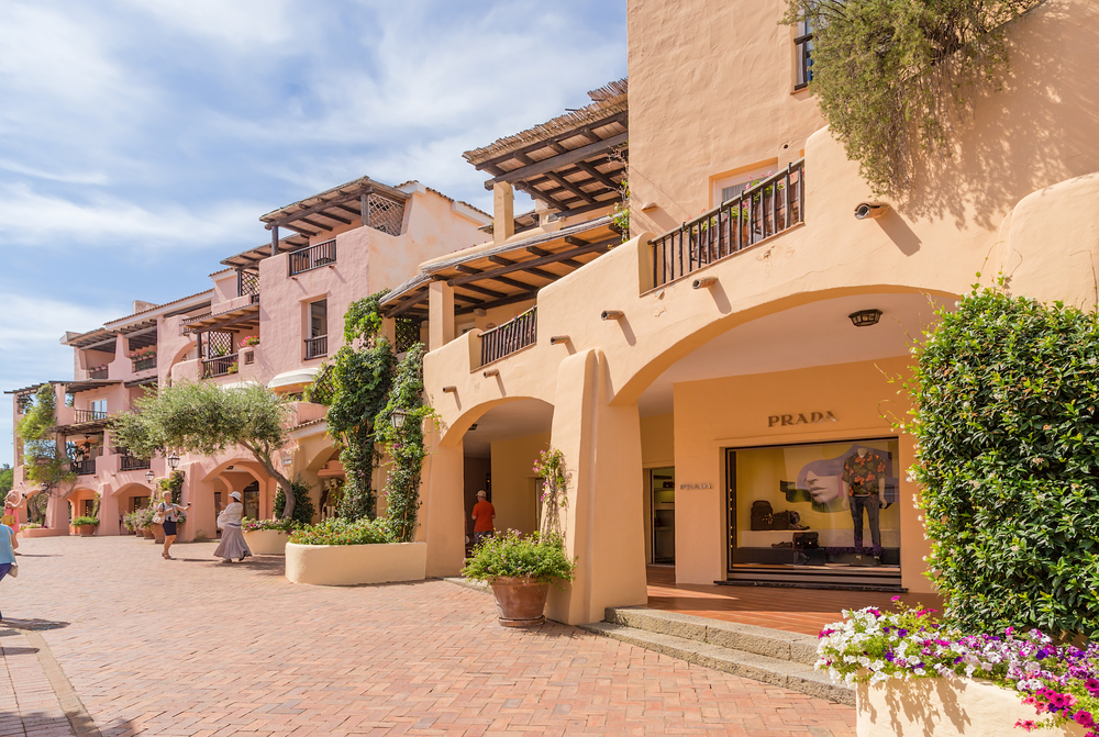 Porto Cervo: a fashionable hotel with a boutique gallery
