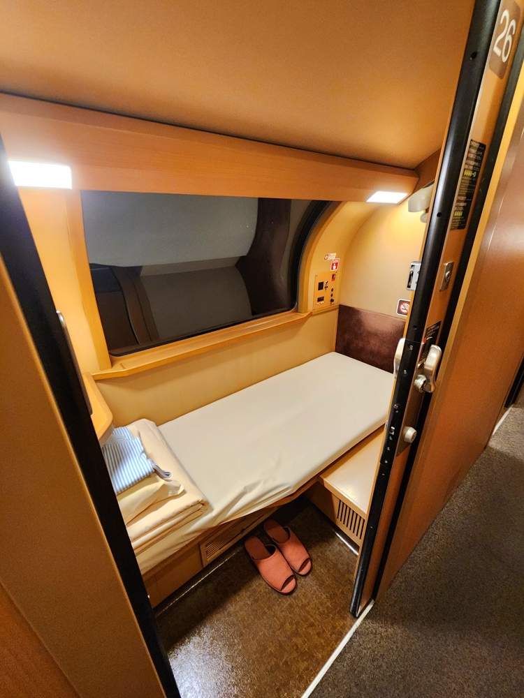 Sleeper train single cabin 